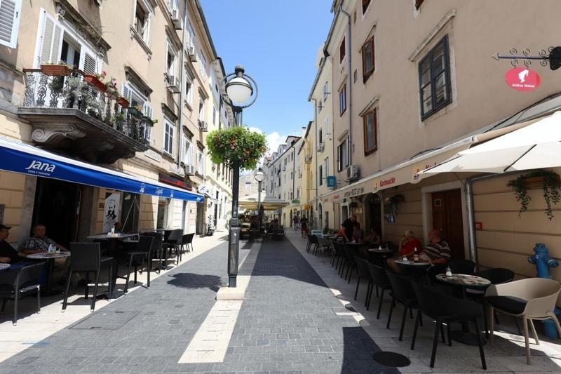Odeon Apartment And Rooms غييكا المظهر الخارجي الصورة